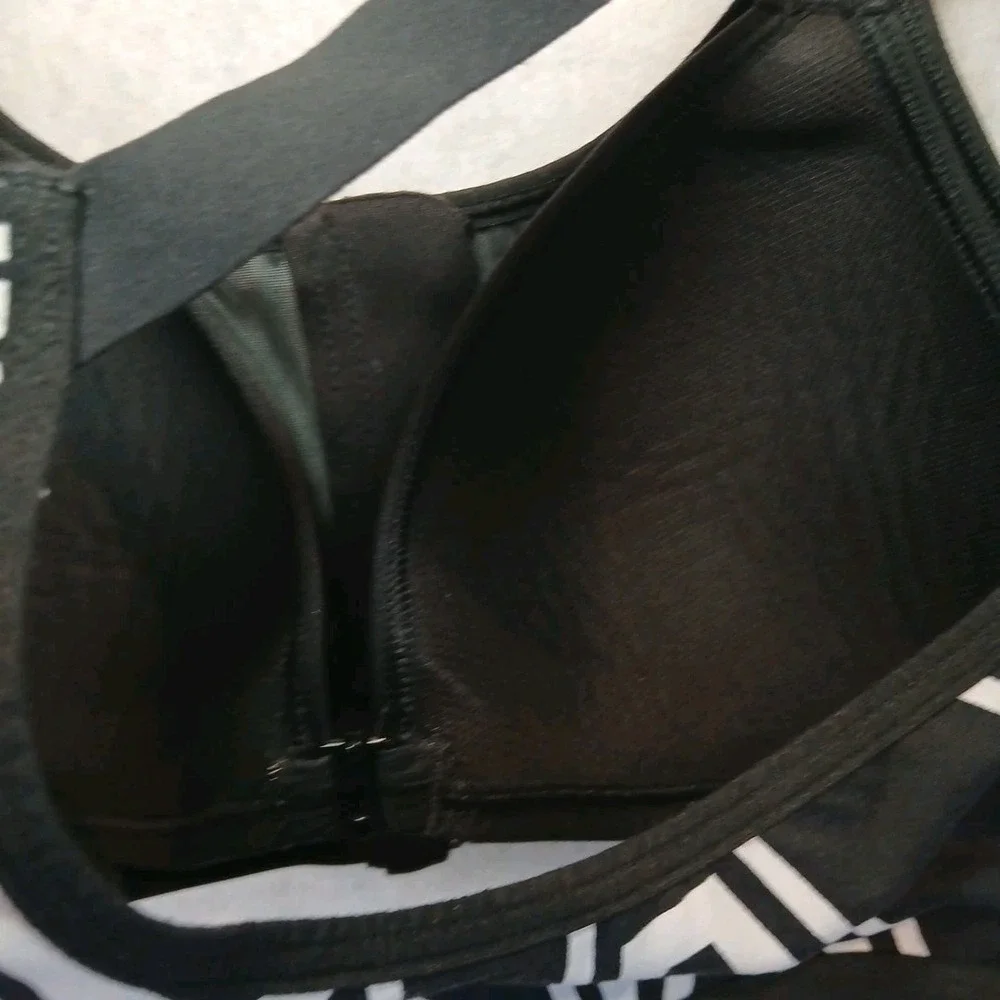 Victoria Sport Bra VSX B‎ Wireless Front Zip Geometric Print Size 32C VS